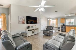 Μια τηλεόραση ή/και κέντρο ψυχαγωγίας στο 9 Mi to WDW Sandy Ridge Retreat with Heated Pool