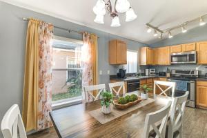 Η κουζίνα ή μικρή κουζίνα στο 9 Mi to WDW Sandy Ridge Retreat with Heated Pool