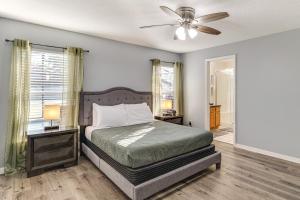 Ένα ή περισσότερα κρεβάτια σε δωμάτιο στο 9 Mi to WDW Sandy Ridge Retreat with Heated Pool +16 φωτογραφίες