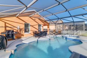 Πισίνα στο ή κοντά στο 9 Mi to WDW Sandy Ridge Retreat with Heated Pool
