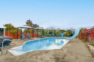 Bazén v ubytování 3 Mi to Dtwn Yakima Play and Stay in the PNW! nebo v jeho okolí