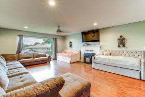 Posezení v ubytování 3 Mi to Dtwn Yakima Play and Stay in the PNW!