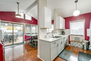 Kuchyň nebo kuchyňský kout v ubytování 3 Mi to Dtwn Yakima Play and Stay in the PNW!