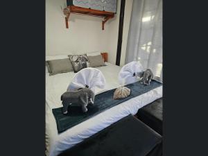 ein Bett mit zwei Elefantenfiguren darauf in der Unterkunft Kruger Boutique Backpackers in Marloth Park