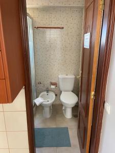 オーリョス・デ・アーグァにあるEstúdio na Falésia 2の小さなバスルーム(トイレ、ビデ付)