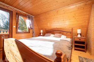 Ένα ή περισσότερα κρεβάτια σε δωμάτιο στο Domki Janosik - Góralski domek z kominkiem, na dużej ogrodzonej działce, przyjmujemy psy bezpłatnie, Łopuszna blisko Nowego Targu i Białki Tatrzańskiej na Podhalu