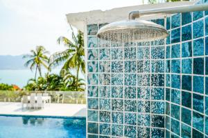 um chuveiro em um resort com piscina em VELINN Pousada Casa da Imperatriz em Ilhabela mais 23 fotografias