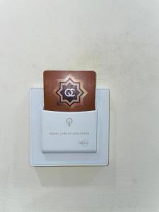 una caja con un pastel encima en Quality Comforts Guest House, en Bangalore