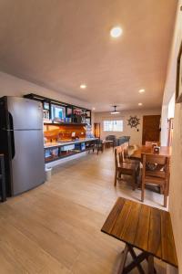 Il comprend une cuisine et une salle à manger avec un réfrigérateur et une table. dans l'établissement Casa Manglar Sisal by WoWay Experiences, à Sisal