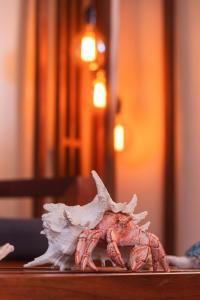 une sculpture de crabe assis sur une table dans l'établissement Casa Manglar Sisal by WoWay Experiences, à Sisal