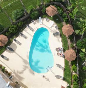 Πισίνα στο ή κοντά στο Cozy Family Retreat Steps to Beach Pool Hot apts