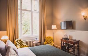 ein Hotelzimmer mit einem Bett und einem Fenster in der Unterkunft Henri Hotel Berlin Kurfürstendamm in Berlin