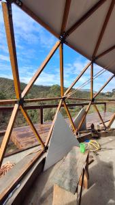 una panca di legno in una tenda con uno skateboard sopra di Zaca Domos l Ouro Preto - MG a Mariana 1 altra foto