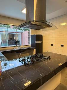 Kuchyň nebo kuchyňský kout v ubytování Casa com piscina