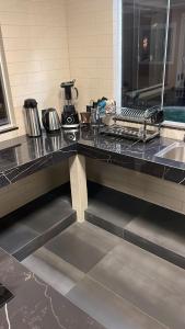 Kuchyň nebo kuchyňský kout v ubytování Casa com piscina