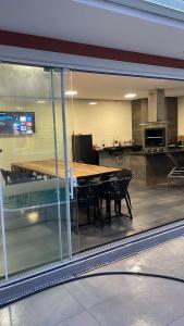 TV a/nebo společenská místnost v ubytování Casa com piscina