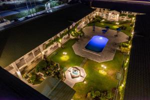 Draufsicht auf einen Innenhof mit Pool bei Nacht in der Unterkunft Quinta Dorada Hotel & Suites in Saltillo