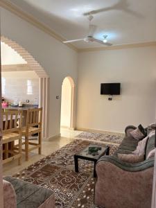 锡瓦Bakrine chalet的客厅里有一张沙发和一张桌子。