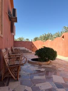 锡瓦Bakrine chalet的一座带椅子的庭院和一座喷泉