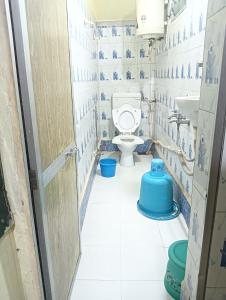a bathroom with a toilet and a sink at Shri Narayan Home Stay in Ujjain