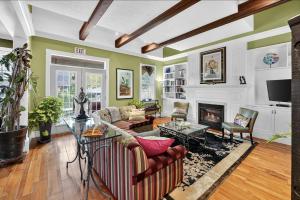a living room with a couch and a fireplace at Globetrotters B&B in Niagara on the Lake