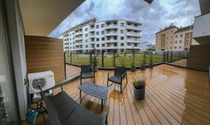 Μπαλκόνι ή βεράντα στο New apartment in the city free private parking