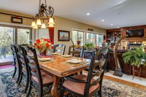 uma sala de jantar com mesa e cadeiras de madeira em Upscale Group Getaway in Orem with Private Hot Tub em Orem