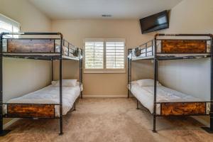 Postel nebo postele na pokoji v ubytování Elegant 6,300-Sq-Ft Family Home with Hot Tub in Orem + 37 fotografií