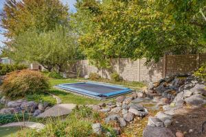 Bazén v ubytování Elegant 6,300-Sq-Ft Family Home with Hot Tub in Orem nebo v jeho okolí