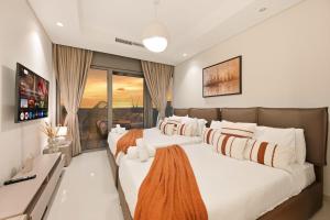 Postel nebo postele na pokoji v ubytování Burj Khalifa &Sea Views, Luxury 2BR, 5-Star Amenities