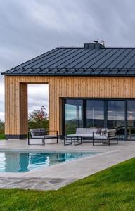 Bazén v ubytování Blacksmith house Luxury Design Villa with Private Spa and Nature Views nebo v jeho okolí