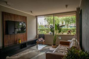 Μια τηλεόραση ή/και κέντρο ψυχαγωγίας στο Apartartment 2 Bedrooms Suite Macul Metro Fully Equipped