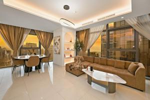 ein Wohnzimmer mit Sofa und Tisch in der Unterkunft Luxury 2B Burj Khalifa NYE Views, 5-Star Amenities in Dubai + 105 Fotos