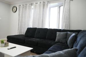 Photo de la galerie de l'établissement Poolside Retreat with Private Patio, à Brampton