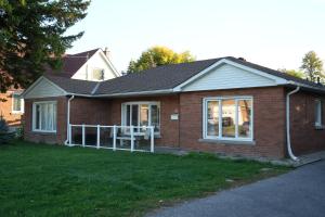 Photo de la galerie de l'établissement Poolside Retreat with Private Patio, à Brampton 68 autres photos