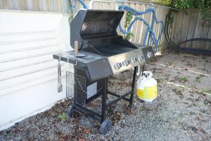 Photo de la galerie de l'établissement Poolside Retreat with Private Patio, à Brampton