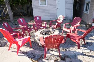 Photo de la galerie de l'établissement Poolside Retreat with Private Patio, à Brampton
