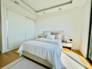 En eller flere senge i et værelse på Wanderlust Executive Stay