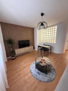 Televiisor ja/või meelelahutuskeskus majutusasutuses Apartamento Montemar en el centro de Baeza