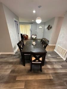 una mesa de comedor con sillas y un jarrón de flores. en Ranch Single Level Home near downtown Tinley Park, en Tinley Park