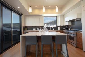 una cucina con ampia isola con sedie da bar di Town Hill Penthouse a Jackson