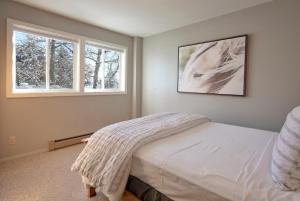 The Way Home at Tensleep North في قرية تيتون: غرفة نوم بها سرير ونافذتين