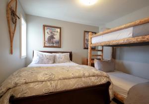 The Way Home at Tensleep North في قرية تيتون: غرفة نوم بها سرير وسرير بطابقين