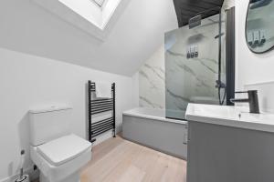 Ένα μπάνιο στο Comfortable 4 Bedroom Apartment - Hawick +34 φωτογραφίες