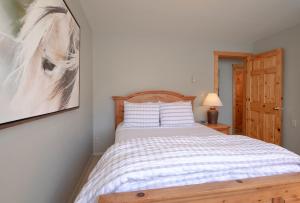 The Way Home at Tensleep North في قرية تيتون: غرفة نوم بسرير وصورة على الحائط