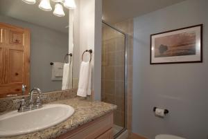 The Way Home at Tensleep North في قرية تيتون: حمام مع حوض ودش زجاجي +5 صور