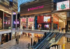 ein Einkaufszentrum mit Leuten, die es durchqueren in der Unterkunft Watford Serviced Apartment, Free Parking, City Centre Sleeps 5 in Watford