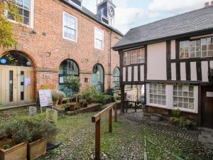 ビショップス・キャッスルにある41 High Streetの正面に庭園がある古い建物