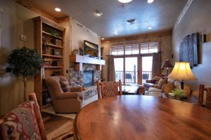O zonă de relaxare la Palisades Lodge Suite 307