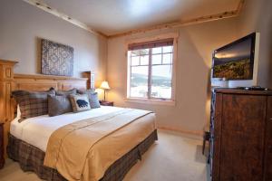 Un televizor și/sau centru de divertisment la Palisades Lodge Suite 307